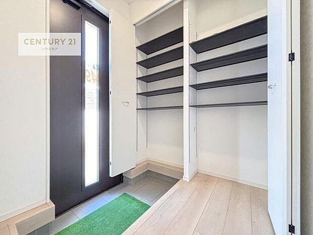 シューズボックス付きなので、玄関が片付きお掃除がしやすいです！スッキリした玄関で戸を開けた瞬間、清潔感のある心地いい空間が出迎えてくれます。（同仕様）