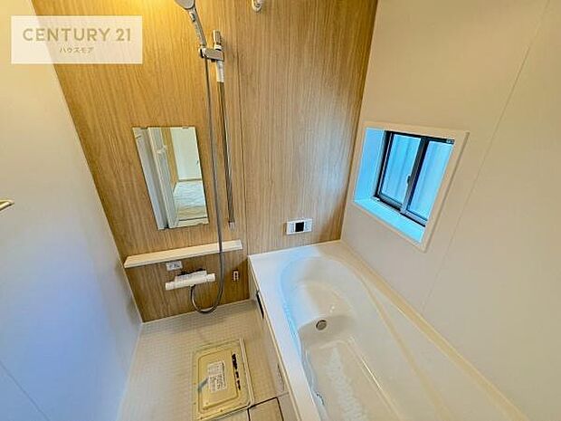 白を基調とした清潔感のあるバスルーム!快適なバスタイムが送れます!1日の疲れをしっかりと癒してくれる素敵なリラクゼーション空間になりそうですね。