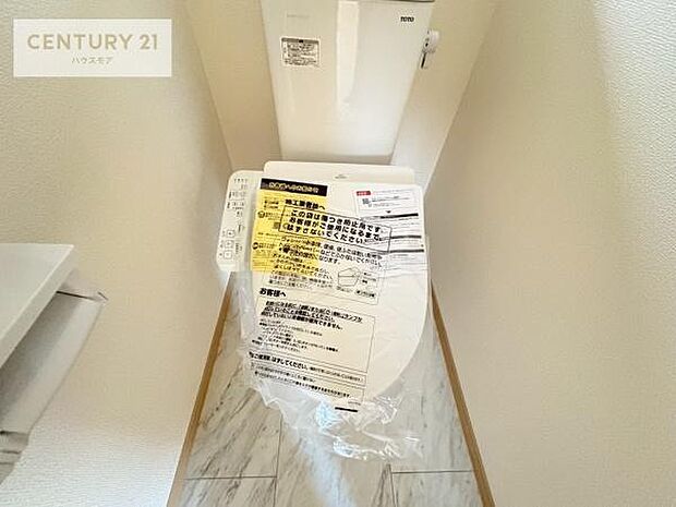 1・2階にトイレがございます!朝の忙しい時間帯も待たずにすみそうですね。白を基調とした清潔感のあるトイレでお手入れがしやすいです!