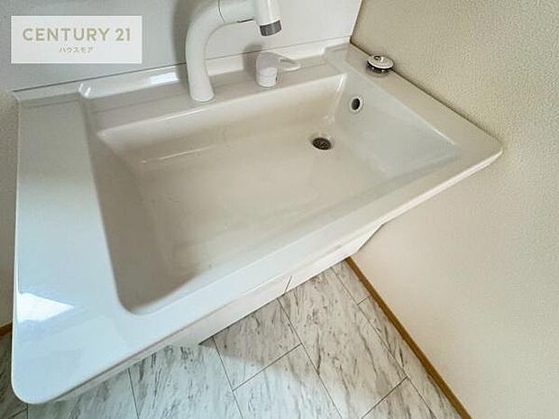 深い洗面台ボウルは、水が跳ねにくいのでお手入れが楽々!清潔感が保てます!キレイな洗面所で自分磨きのモチベーションが上がりますね!