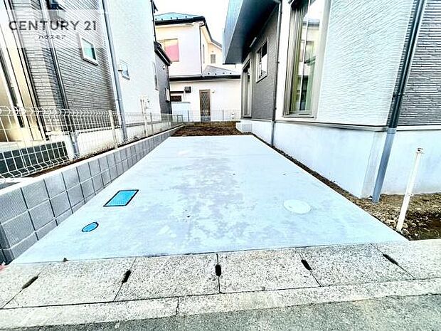 駐車スペースは2台分あります!セカンドカーはもちろん、バイクや自転車なども置き場所に困りません。