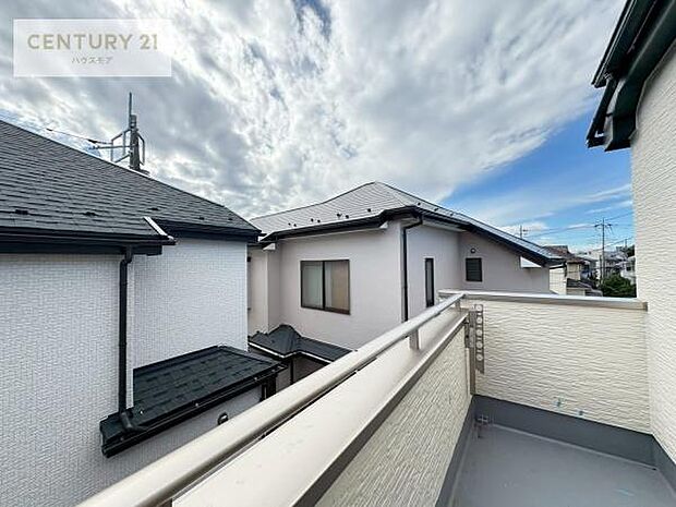 落ち着きある住宅街です!周囲には高い建物がなく、空が広く開放感があり、陽当たりを大きく遮られることもありません!気持ちの良い風が通り抜ける街並みです!