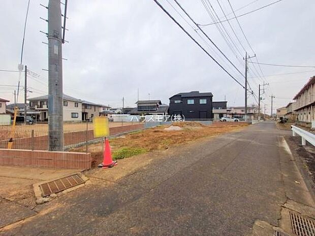 前面道路は4ｍ！陽当り良好な立地です。車庫入れが苦手な方も安心ですね。