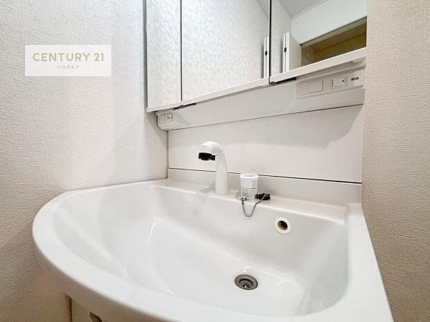 洗面台のボウルが深く床に水が跳ねにくいです！それにお掃除がしやすい使い勝手の良い白を基調とした清潔感のある洗面台で気持ちよくお使いいただけます！（同仕様）