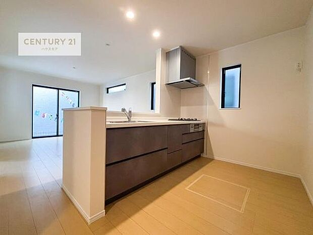 大人気の対面式システムキッチンを採用しています!ご家族のコミュニケーションが自然と増える設計です。お子様にも目が届くので嬉しいですね。収納力もあります!(同仕様)