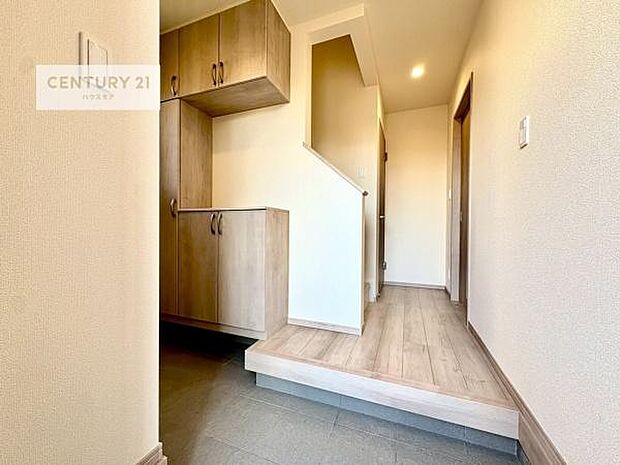 シューズボックス付きなので、玄関が片付きお掃除がしやすいです!スッキリした玄関で戸を開けた瞬間、清潔感のある心地いい空間が出迎えてくれます。