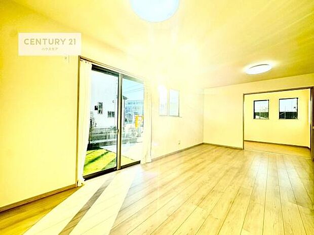 大きな窓からたっぷりの陽ざしが入る明るいリビング。開放感のあるリビングで家族団らんのくつろぎの時間を過ごせます。