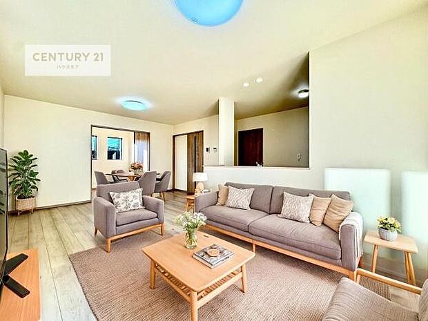 家具はCGパースです。心地良いリビングは家族が自然と集まります。家族団欒の時間が増えそうです。ご家族と、より一層充実した時間を過ごせそうですね。