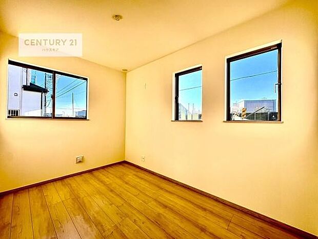 掃き出し窓がないお部屋は、お子様のお部屋としても安心です!収納スペースも充実しているので散らかったお部屋をサッと片付けられます!