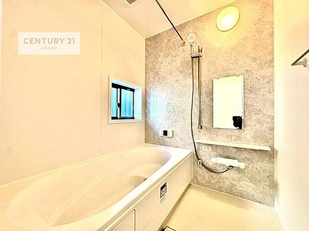 広々バスで一日の疲れをリフレッシュ。足が伸ばせるので、浴槽にもゆったりと浸かれますね!毎日のバスタイムが楽しみになります。