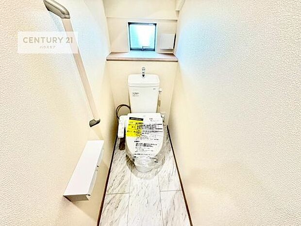 1・2階にトイレがございます!朝の忙しい時間帯も待たずにすみそうですね。白を基調とした清潔感のあるトイレでお手入れがしやすいです!