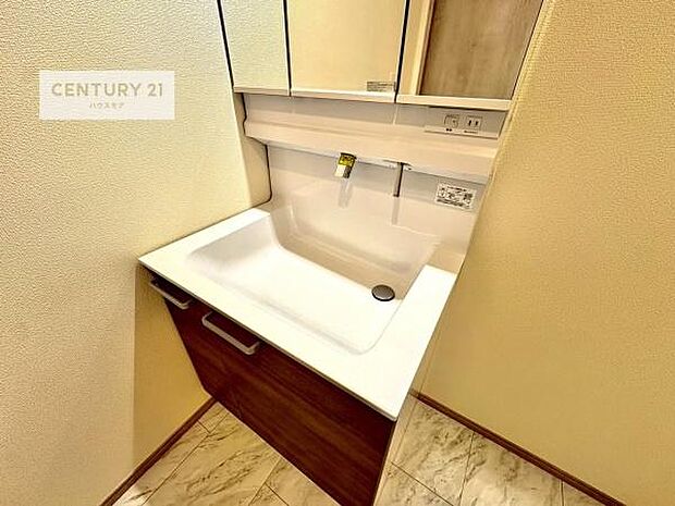 深い洗面台ボウルは、水が跳ねにくいのでお手入れが楽々!清潔感が保てます!キレイな洗面所で自分磨きのモチベーションが上がりますね!