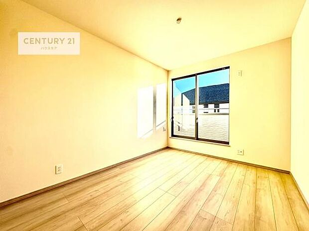 バルコニーに面している洋室です。明るく温もりがあり、換気もしっかりできます!朝起きて、外に出て背伸びをしつつ深呼吸をし良い朝を迎え入れることができます。