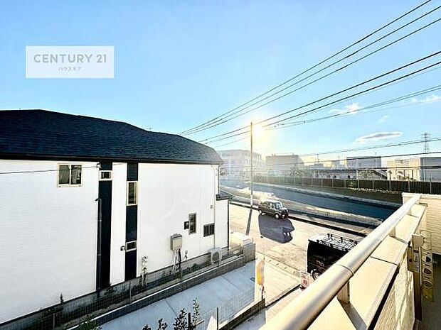 晴れた日には青い空を見渡せる開放的な時間を楽しめます。気持ちの良い風が通り抜ける街並みです!