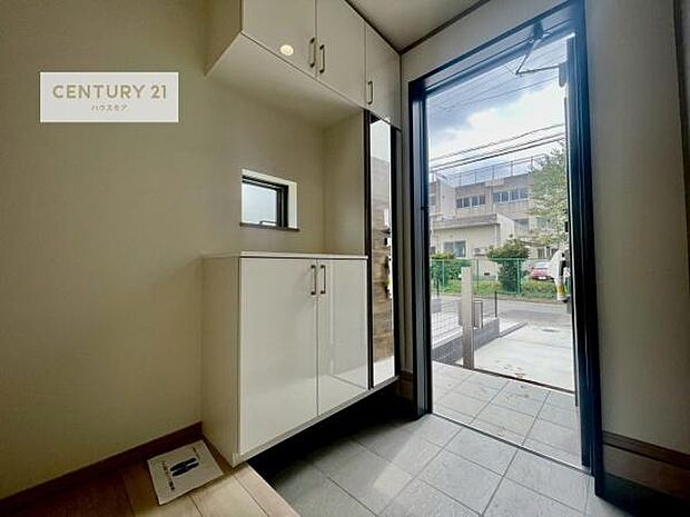 シューズボックス付きなので、玄関が片付きお掃除がしやすいです!スッキリした玄関で戸を開けた瞬間、清潔感のある心地いい空間が出迎えてくれます。