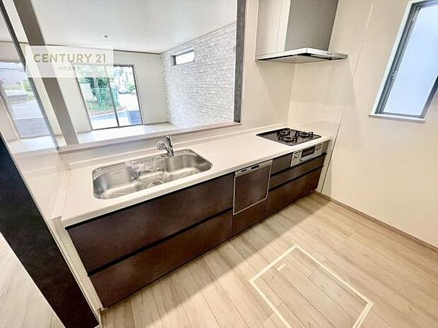 大人気の対面式システムキッチンを採用しています!ご家族のコミュニケーションが自然と増える設計です。お子様にも目が届くので嬉しいですね。収納力もあります!