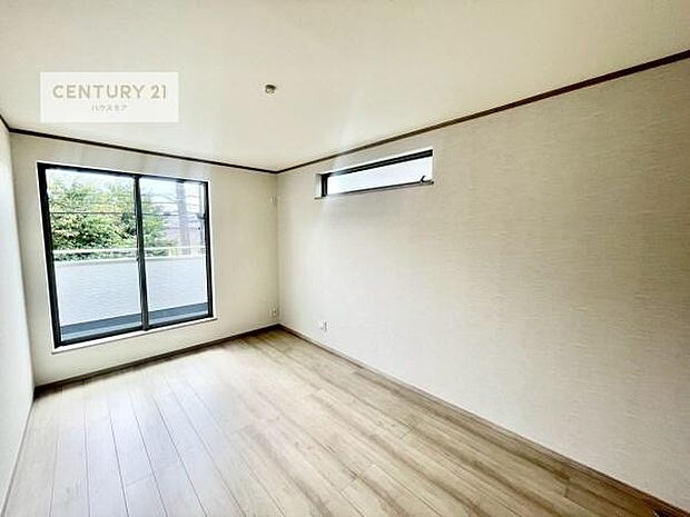 バルコニーに面した洋室。優しい光が差し込む洋室は、朝の目覚めも気持ちが良さそうですね。おうち時間もゆったりと過ごすことができます。