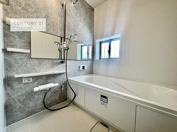 広々バスで一日の疲れをリフレッシュ。足が伸ばせるので、浴槽にもゆったりと浸かれますね!毎日のバスタイムが楽しみになります。