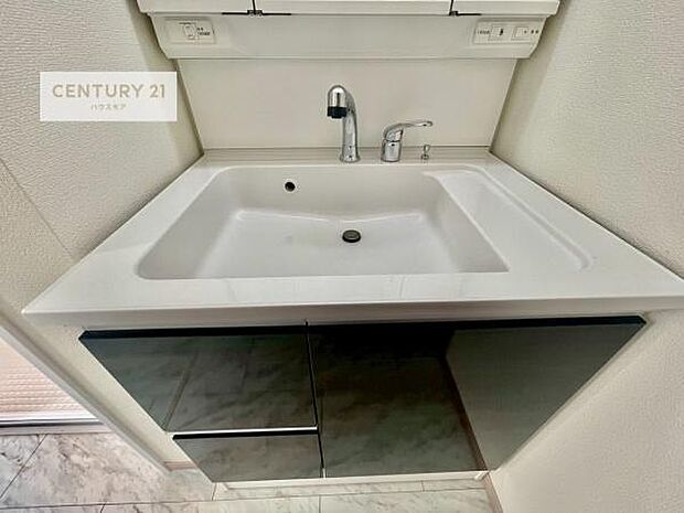 深い洗面台ボウルは、水が跳ねにくいのでお手入れが楽々!清潔感が保てます!キレイな洗面所で自分磨きのモチベーションが上がりますね!