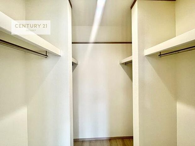 ウォークインクローゼット付きです。たくさんのお洋服などを収納しておけそうですね!他にも扇風機や加湿器など季節物の大きな家電も収納できます。
