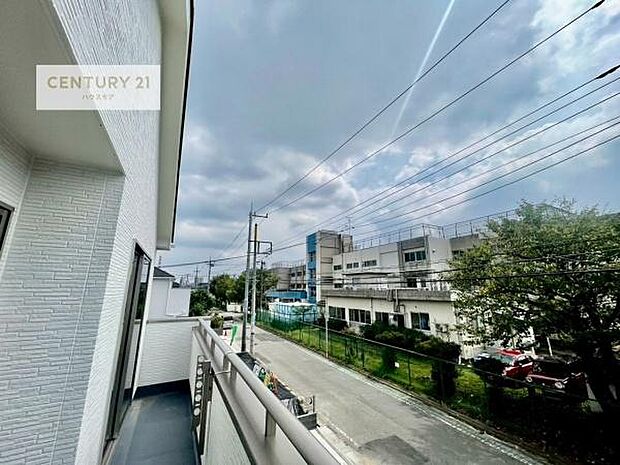 広々としているバルコニーです!お洗濯物を干すのはもちろん風に当たりながらくつろぎタイムが送れます!