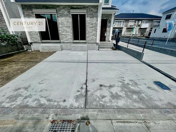 駐車スペースは2台分あります!セカンドカーはもちろん、バイクや自転車なども置き場所に困りません。