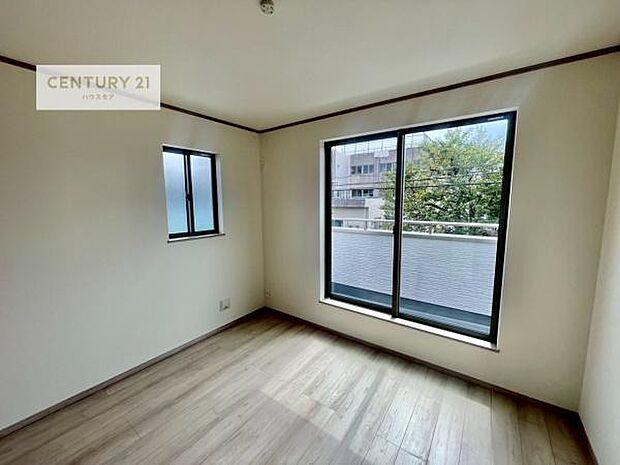 2面採光を確保した明るい室内は、風通しも良く、明るく大変居心地の良い空間となっております。リラックスして過ごせる心地の良いお部屋です!朝の目覚めがスッキリしますね!