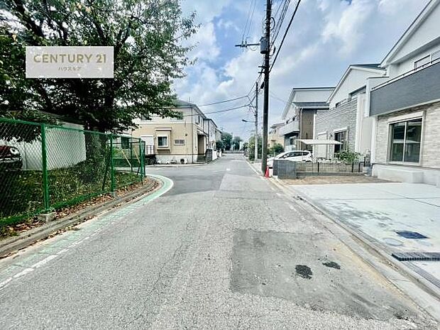 前面道路6m!陽当り良好な立地です。車庫入れが苦手な方も安心ですね。