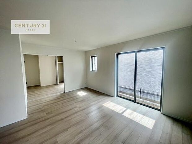 大きな窓からたっぷりの陽ざしが入る明るいリビング。開放感のあるリビングで家族団らんのくつろぎの時間を過ごせます。