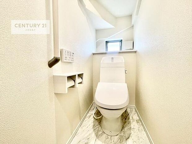 1・2階にトイレがございます!朝の忙しい時間帯も待たずにすみそうですね。白を基調とした清潔感のあるトイレでお手入れがしやすいです!