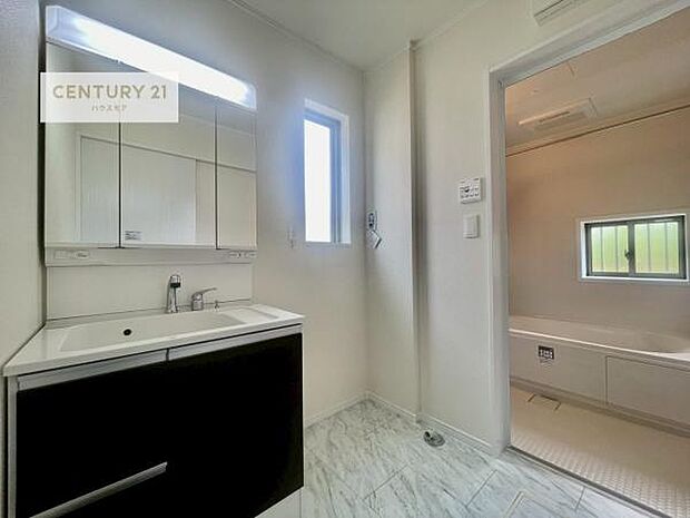 三面鏡仕様の洗面所は、身だしなみがしやすい造り!裏は収納になっています。ドライヤーやお化粧道具を片付けられるので洗面台周りをスッキリと見せることが出来ます!