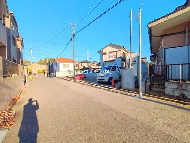 前面道路は6m×6m!陽当り良好な立地です。車庫入れが苦手な方も安心ですね。