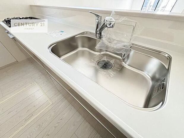 ワイドなシンクですね!水が跳ねにくく洗物がしやすい家事が楽々仕様のシステムキッチンです!デザイン性と機能性を兼ねたキッチンで清潔感がありますね!(同仕様)