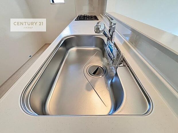 コンロは三口あるのでお料理の同時進行ができます。もちろんグリル付きです。調理スペースも広々している為作業がしやすい!使い勝手が良いシステムキッチンです!(同仕様)