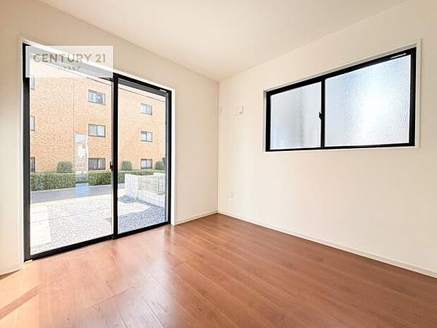 明るく風通しの良い居室です。「シンプル」にデザインされた室内。自由度が高いので家具やレイアウトでお好みの空間を創り上げられます。是非一度、現地にてご確認ください。（同仕様）