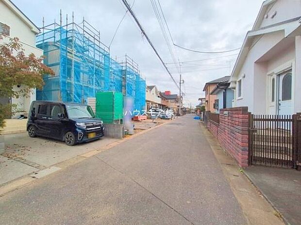 前面道路は4.5m!陽当り良好な立地です。車庫入れが苦手な方も安心ですね。