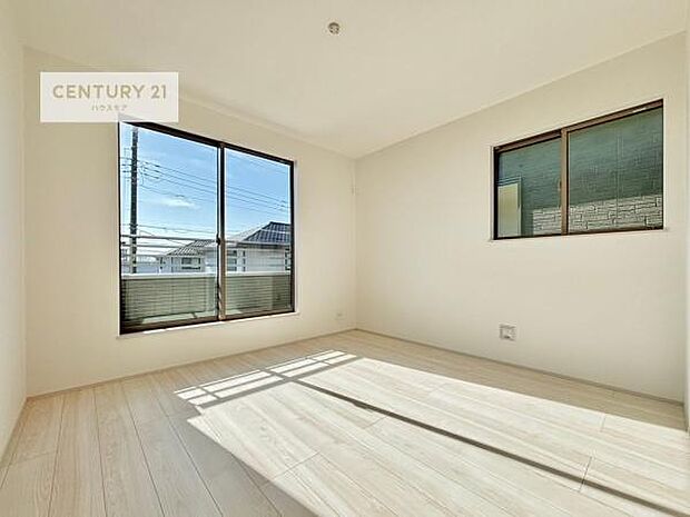 バルコニーに面している洋室です。明るく温もりがあり、換気もしっかりできます!朝起きて、外に出て背伸びをしつつ深呼吸をし良い朝を迎え入れることが出来そうですね!(同仕様)