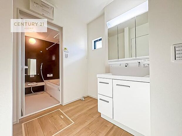 小窓付きの明るい洗面室です!湿気もすぐに入れ替えができて清潔に保つことができます!自然光が差し込むのでお化粧の仕上がりも良くなりますね!(同仕様)