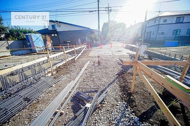 駐車スペースは2台分あります！セカンドカーはもちろん、バイクや自転車なども置き場所に困りません。