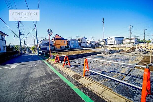 前面道路は4ｍ！陽当り良好な立地です。車庫入れが苦手な方も安心ですね。
