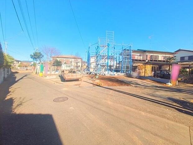 前面道路は4ｍ×4ｍ！陽当り良好な立地です。車庫入れが苦手な方も安心ですね。