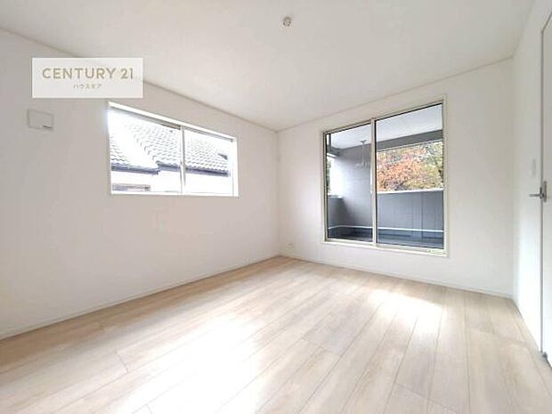 バルコニーに面している洋室です。明るく温もりがあり、換気もしっかりできます！朝起きて、外に出て背伸びをしつつ深呼吸をし良い朝を迎え入れることが出来そうですね！