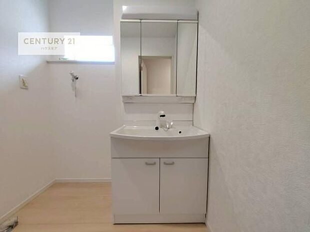 三面鏡仕様の洗面所は、身だしなみがしやすい造り！裏は収納になっています。ドライヤーやお化粧道具を片付けられるので洗面台周りをスッキリと見せることが出来ます！