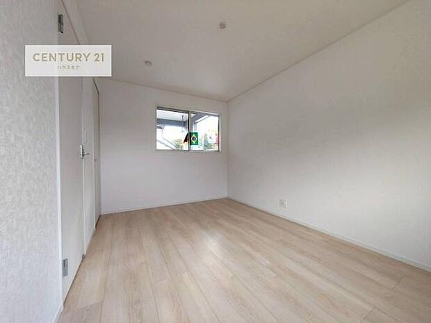 優しい光が差し込む洋室は、朝の目覚めも気持ちが良さそうですね。おうち時間もゆったりと過ごすことができます。