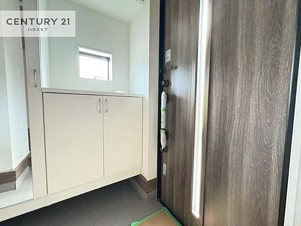 シューズボックス付きなので、玄関が片付きお掃除がしやすいです!スッキリした玄関で戸を開けた瞬間、清潔感のある心地いい空間が出迎えてくれます。