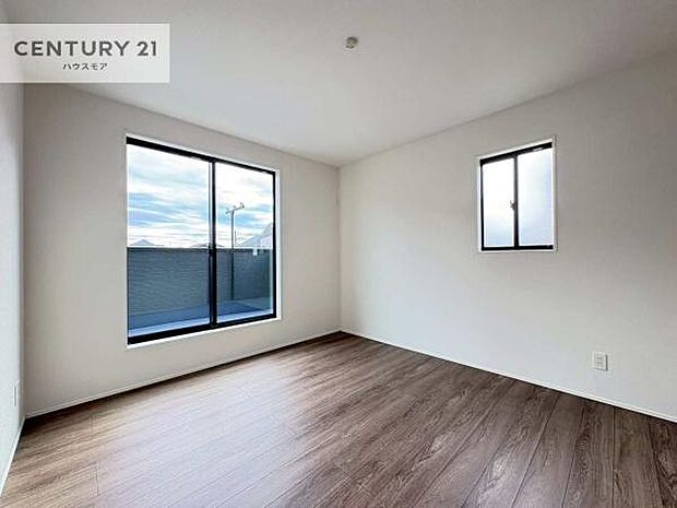 バルコニーに面した洋室。優しい光が差し込む洋室は、朝の目覚めも気持ちが良さそうですね。おうち時間もゆったりと過ごすことができます。