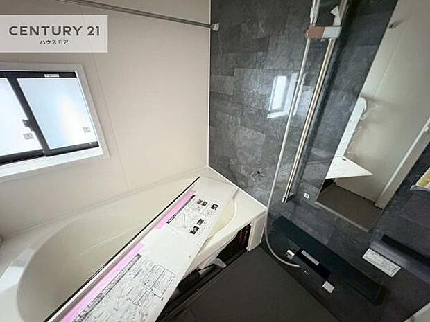 落ち着きある大人の雰囲気のバスルームは、味が出ていてバスタイムが充実!お仕事頑張っているご褒美にお好みの匂いの入浴剤を入れて、楽しんでみてはいかがでしょうか?