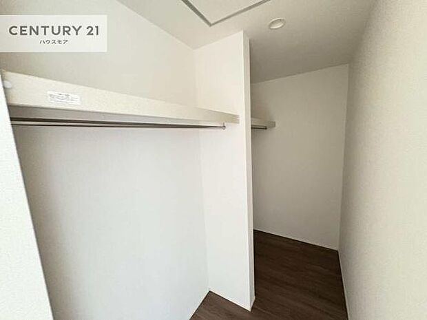 ウォークインクローゼット付きです。たくさんのお洋服などを収納しておけそうですね!他にも扇風機や加湿器など季節物の大きな家電も収納できます。