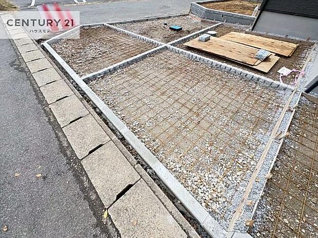 駐車スペースは2台分あります!セカンドカーはもちろん、バイクや自転車なども置き場所に困りません。