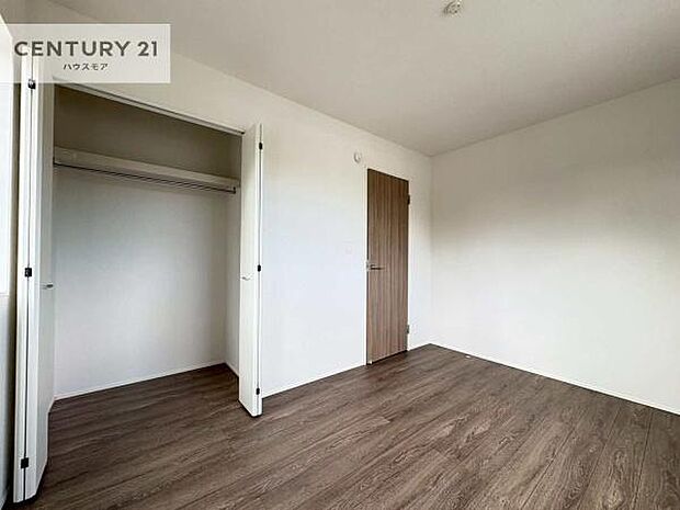 収納スペースがついています!居室をスッキリ整頓する事ができますね。家具を選ばないシンプルなデザインの為、家具を選ばずお気に入りの空間作りができそうですね。